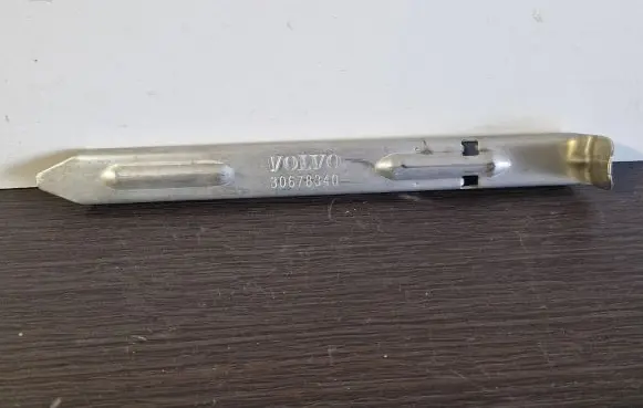 Volvo XC70 Headlight/headlamp mounting bracket 30678340