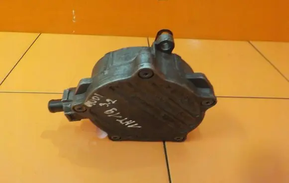 Audi A4 S4 B8 8K Vacuum pump 1HT19