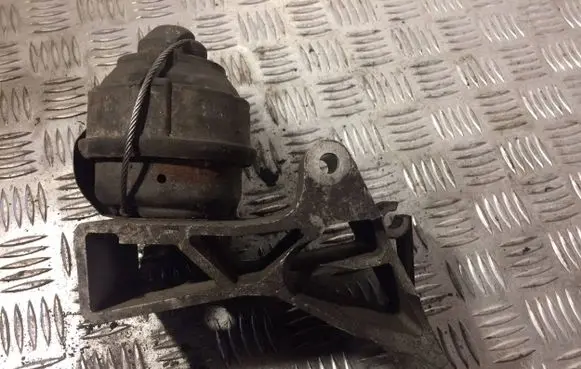 Volvo V70 Engine mount bracket 30666175