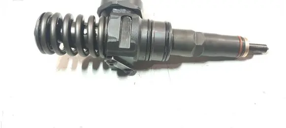 Volkswagen Golf V Fuel injector 038130073ag