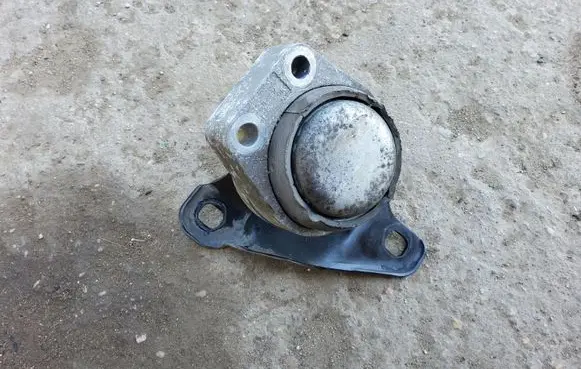 Ford Mondeo Mk III Engine mount bracket