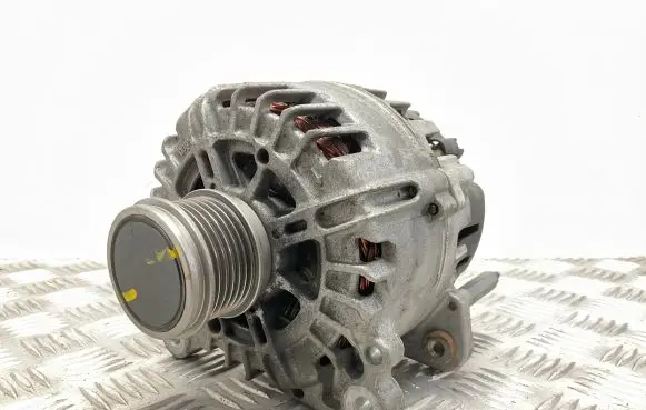 Audi Q3 F3 Generator/alternator 04L903021D
