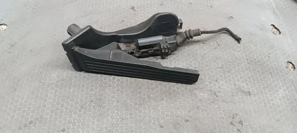 Volkswagen Touran I Accelerator throttle pedal 1T1721503E 6PV00868900 10351702