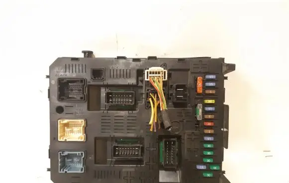Citroen Berlingo Fuse module 261197595