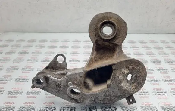 Engine mounting bracket