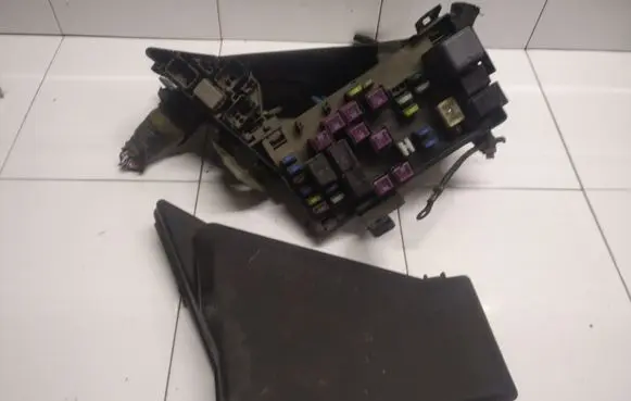Subaru Outback Fuse box set MB100200B
