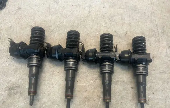 Volkswagen Golf VI Fuel injectors set 038130073BN 0414720313