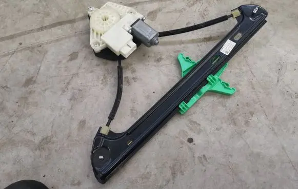 Volkswagen Golf VII Rear door window regulator with motor 5G4839462B