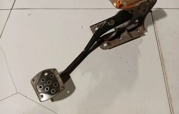 Mitsubishi Lancer X Brake pedal 