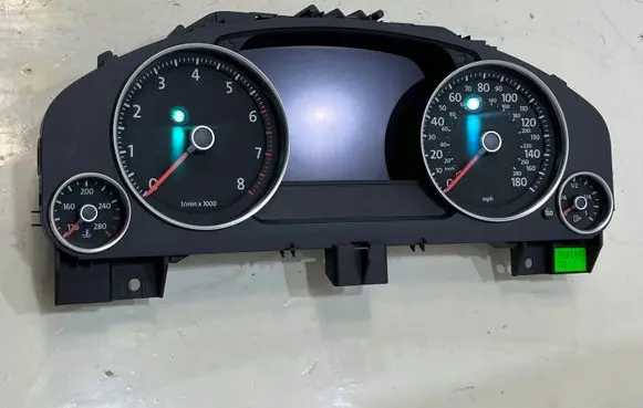 Volkswagen Touareg II Speedometer (instrument cluster)