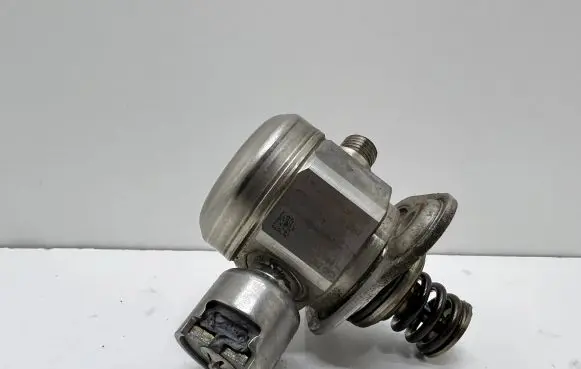 BMW 5 GT F07 Fuel injection high pressure pump 7595339 0121362 0261520068