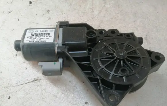 Hyundai ix20 Front door window regulator motor 824601P000