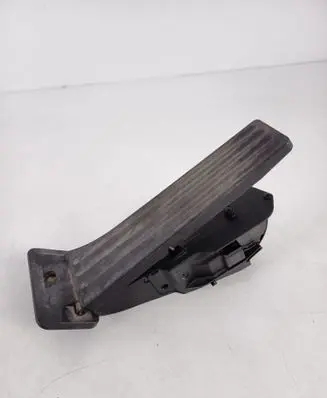 Accelerator throttle pedal