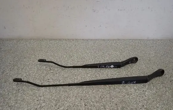 Nissan Note (E11) Front wiper blade arm 
