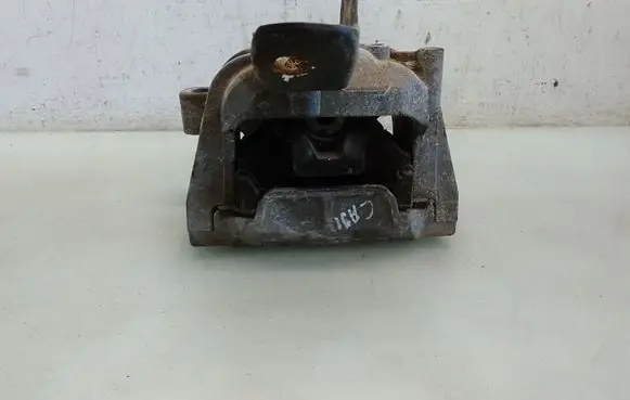 Volkswagen Caddy Engine mount bracket