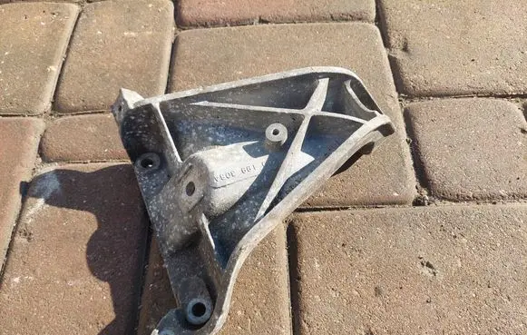 Audi A8 S8 D2 4D Engine mounting bracket 4D0199308A