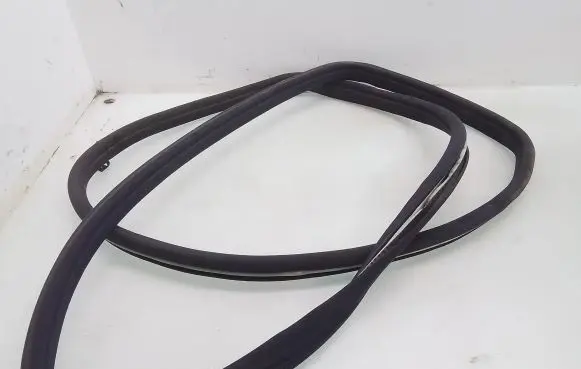 Mercedes-Benz E W210 Rear door rubber seal (on body) 