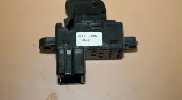 Nissan Qashqai Electric window control switch 25411JD000