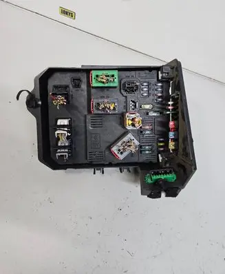 Peugeot 206 Fuse module 9649627880 S118085220 BSIE0200