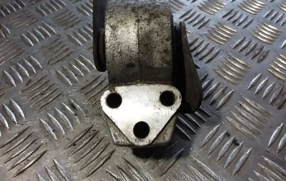 Volvo S40, V40 Engine mount bracket 3318030