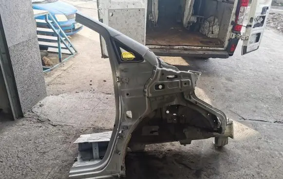 Hyundai Lantra II Front quarter panel 
