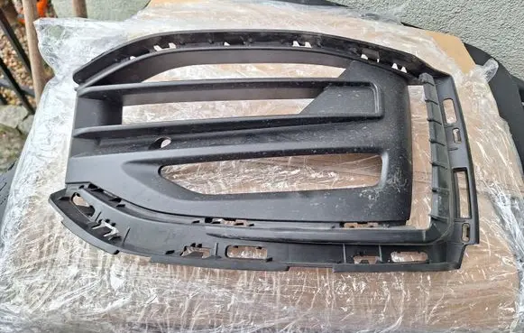 BMW 1 F40 Front bumper lower grill 7459716