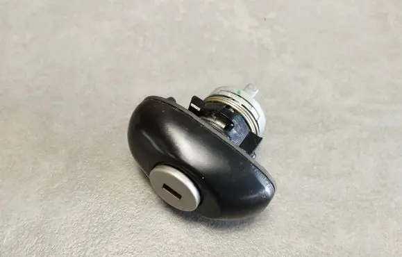 Volkswagen Amarok II Front door lock (next to the handle) 
