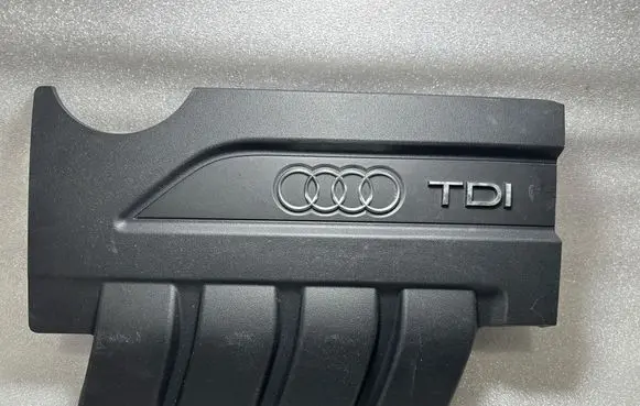 Volkswagen PASSAT B6 Engine cover (trim) 03L103925