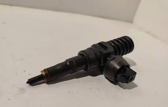 Volkswagen PASSAT B6 Fuel injector 038130073BQ