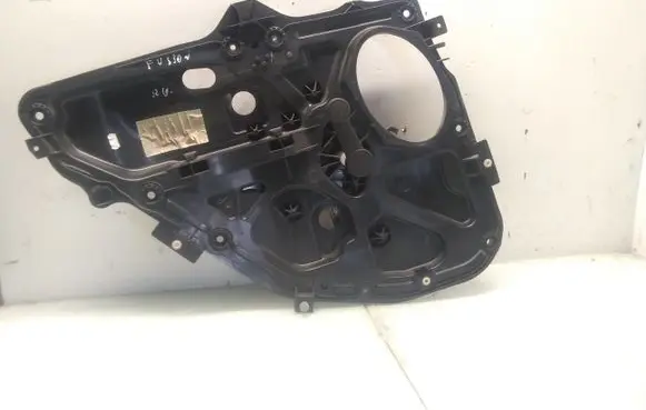 Rear door manual window regulator