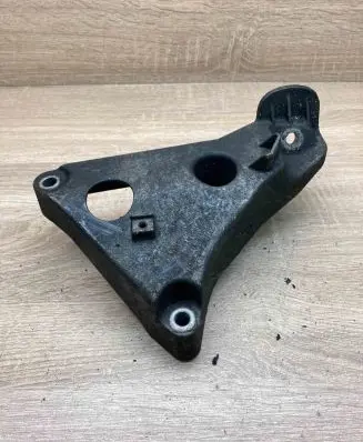 BMW 5 E60 E61 Engine mounting bracket 6777053 13807410