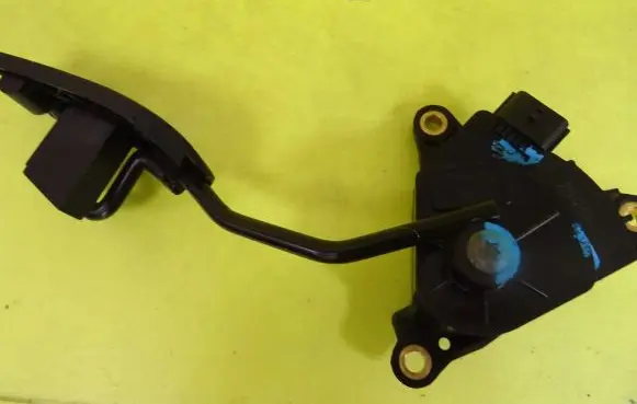 Nissan Micra Accelerator throttle pedal 18002AX600