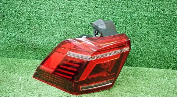 Volkswagen Tiguan Rear/tail lights 5NA945207M