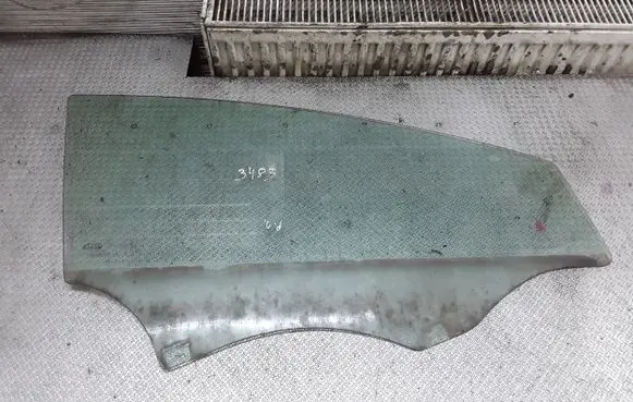 Seat Leon (1P) Front door window glass four-door