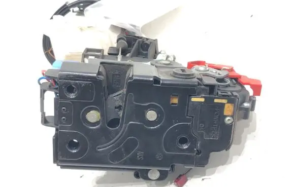 Volkswagen Golf VI Rear door lock 7L0839016D