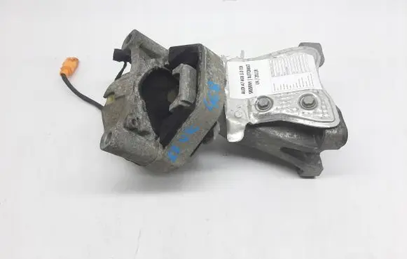 Engine mounting bracket
