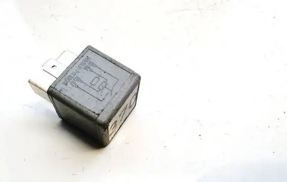 Volkswagen PASSAT B5.5 Other relay 8D0951253A v23134-j52-x300