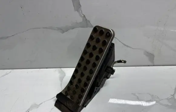 Mercedes-Benz E W213 Accelerator throttle pedal A2053000104