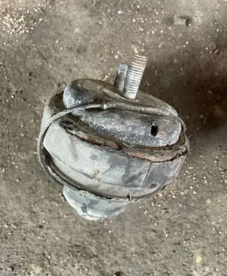 Volvo XC70 Engine mount bracket