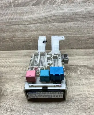 Toyota Yaris Fuse module 8273052700