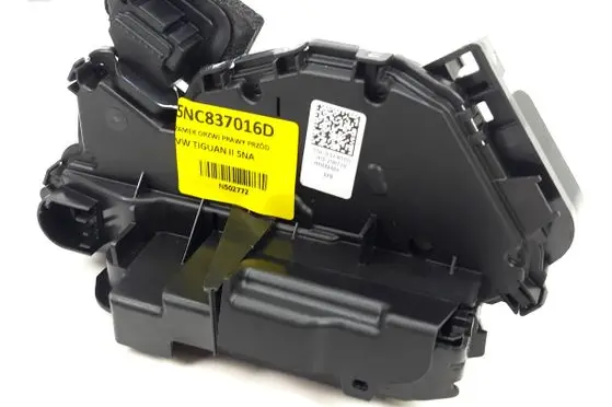 Volkswagen Tiguan Front door lock 5NC837016D