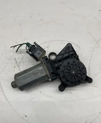 Mercedes-Benz E W210 Front door window regulator motor 0130821709