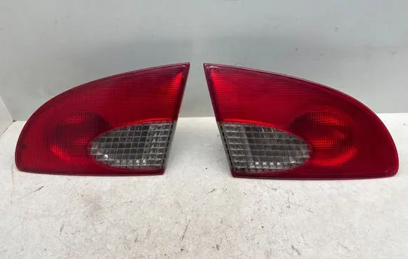 Toyota Avensis T220 Tailgate rear/tail lights 23300202