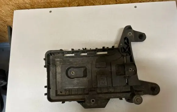 Volkswagen PASSAT CC Battery tray 1K0915333