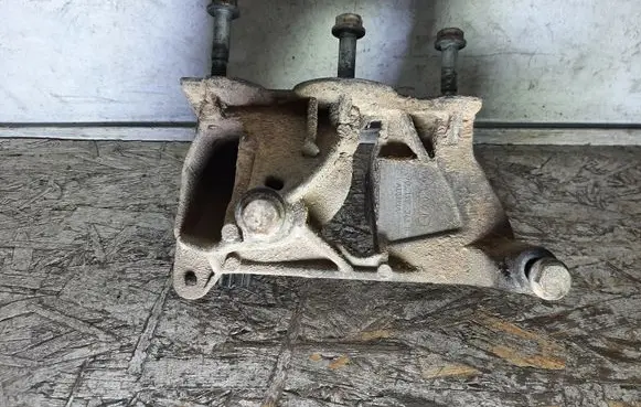 Volkswagen Transporter - Caravelle T5 Engine mounting bracket 070199343B