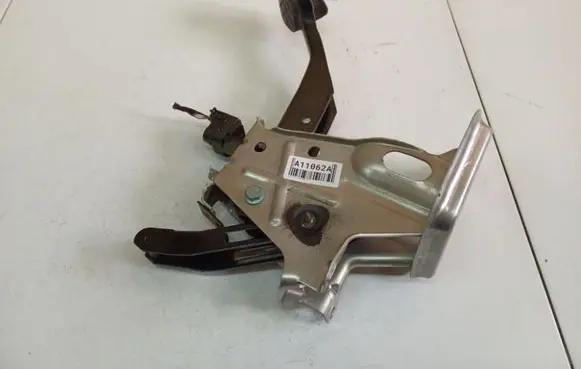 Volkswagen Touran I Brake pedal 1T1721057K