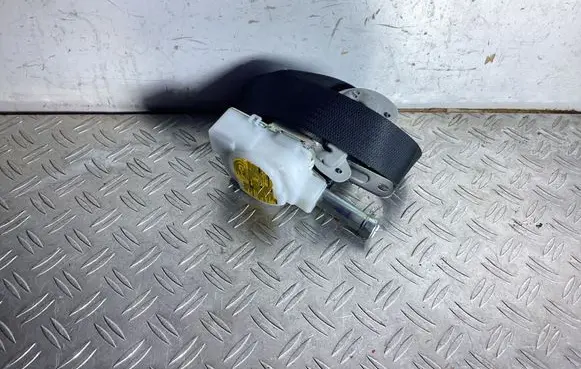 Lexus RX 450H Front seatbelt 7x2760p
