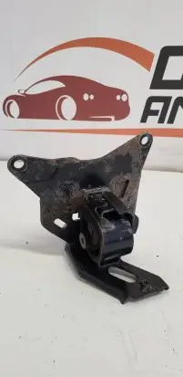 Toyota Yaris Engine mount bracket