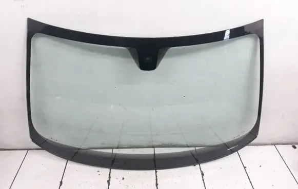 Volvo V70 Front windscreen/windshield window AS1