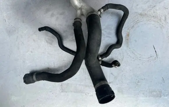 Coolant pipe/hose